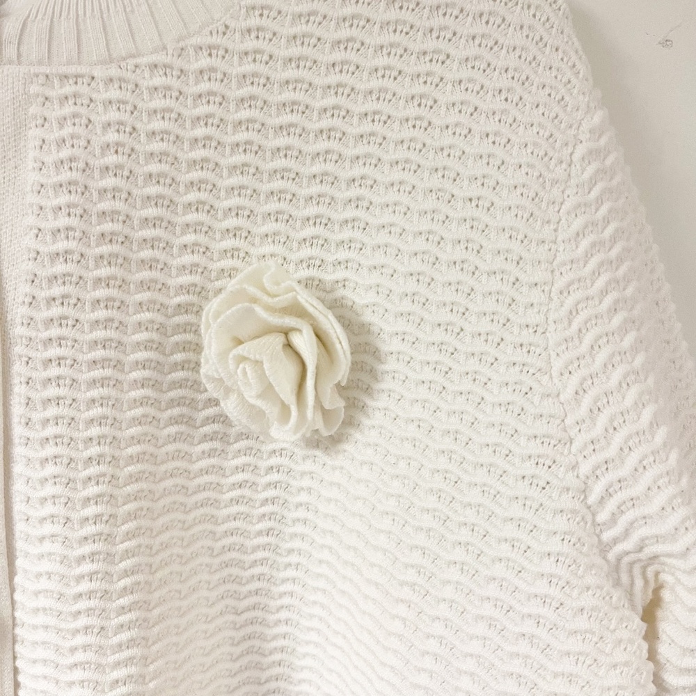 Rachel Zoe White Cardigan Scalloped neckline textured Size XL Gold buttons - Picture 3 of 9